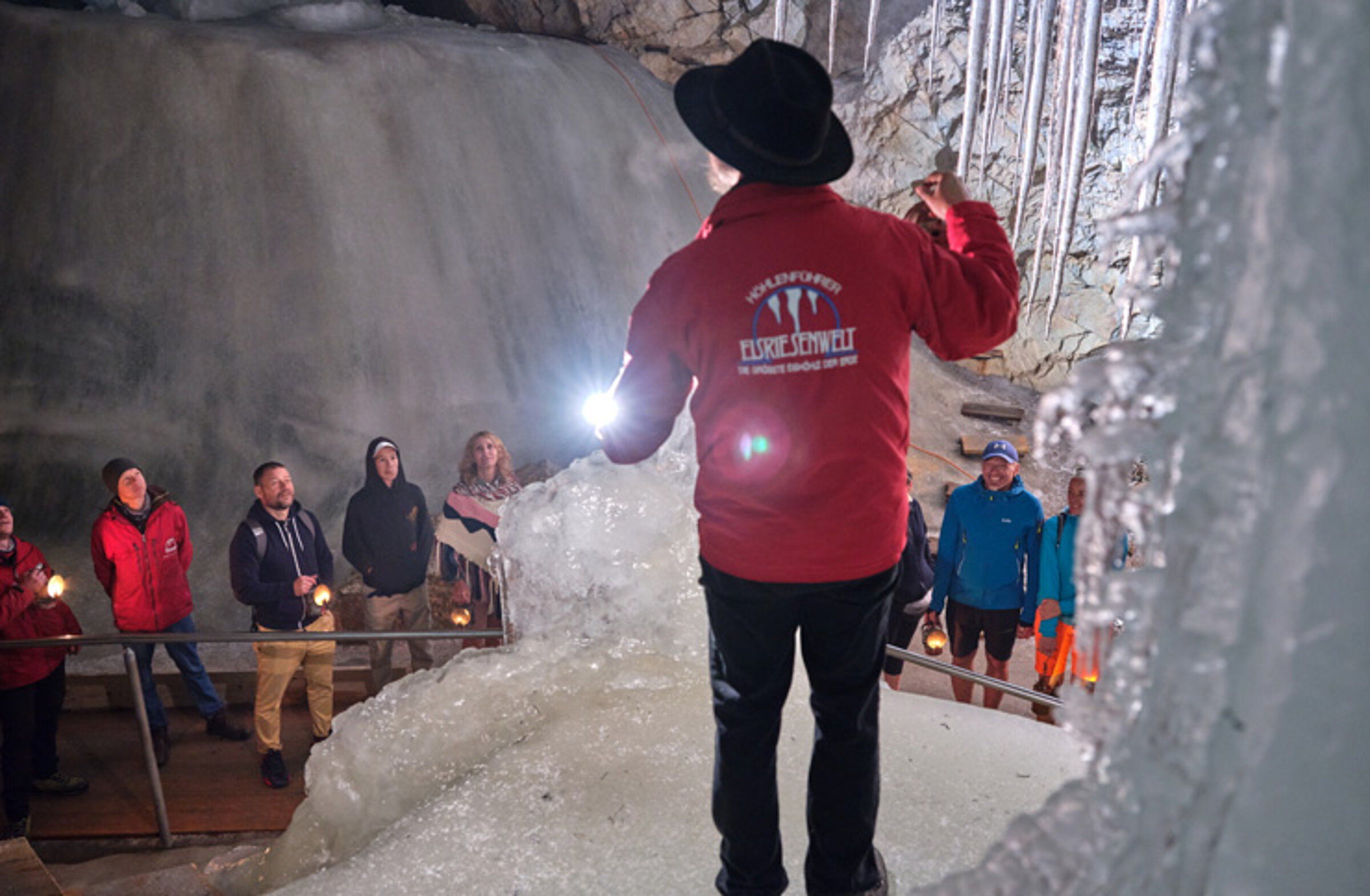 Höhlenguide und Besucher in der Eisriesenwelt