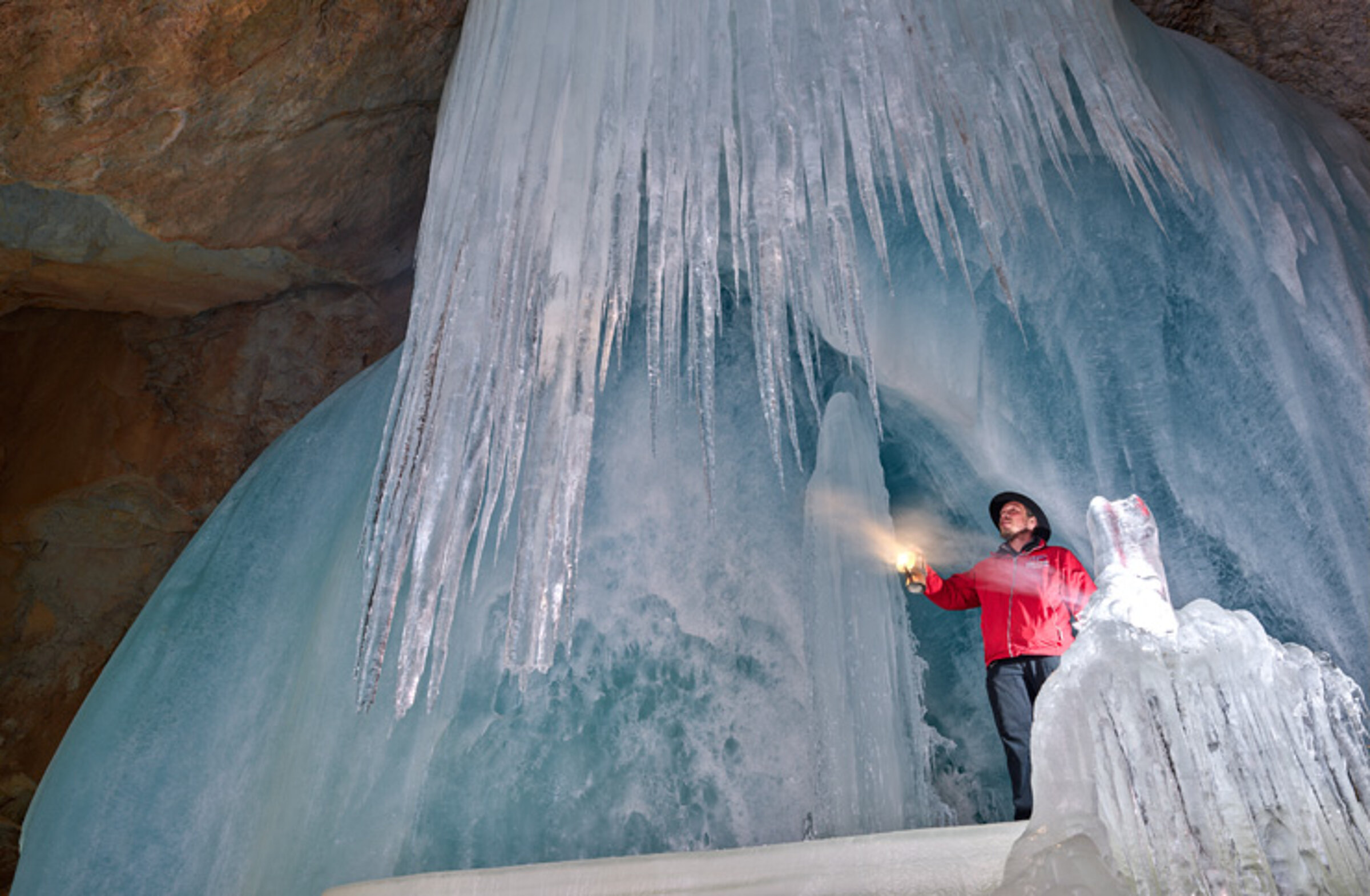 Höhlen-Guide unter Eisformation in der Eisriesenwelt
